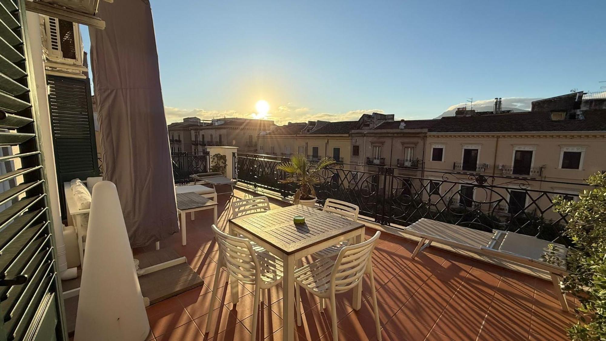 Central Apartment With Terrace Near Teatro Massimo - Palermo