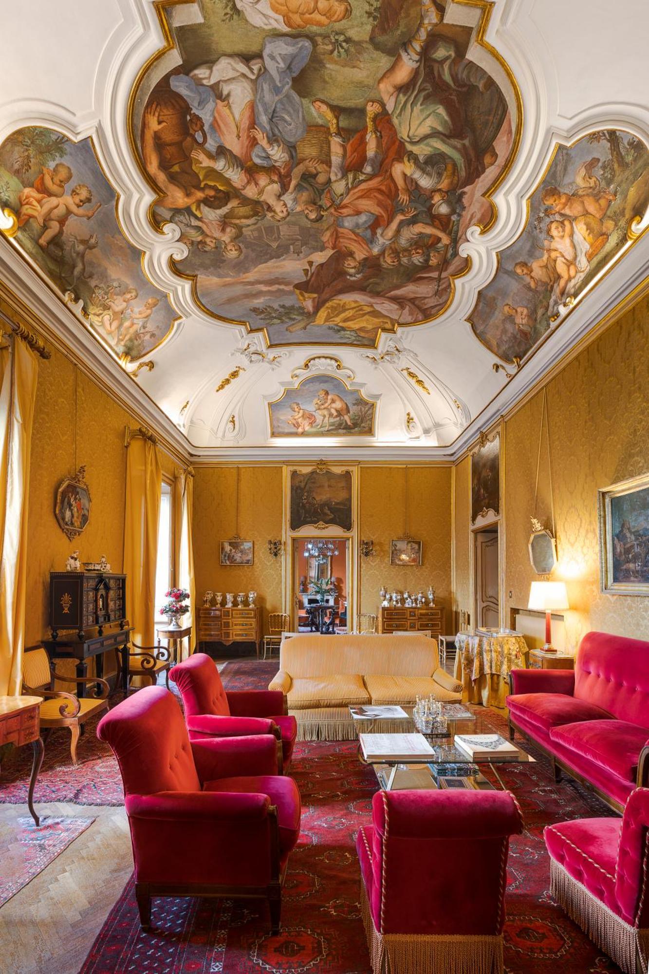 Palazzo Arone Dei Baroni Di Valentino